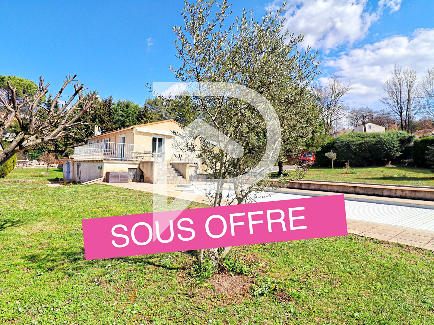 VILLA DE PLAIN PIED DE 115M2 SUR TERRAIN ARBORE DE 1715M2 AVEC PISCINE SUR LA COMMUNE DE PIERREVERT