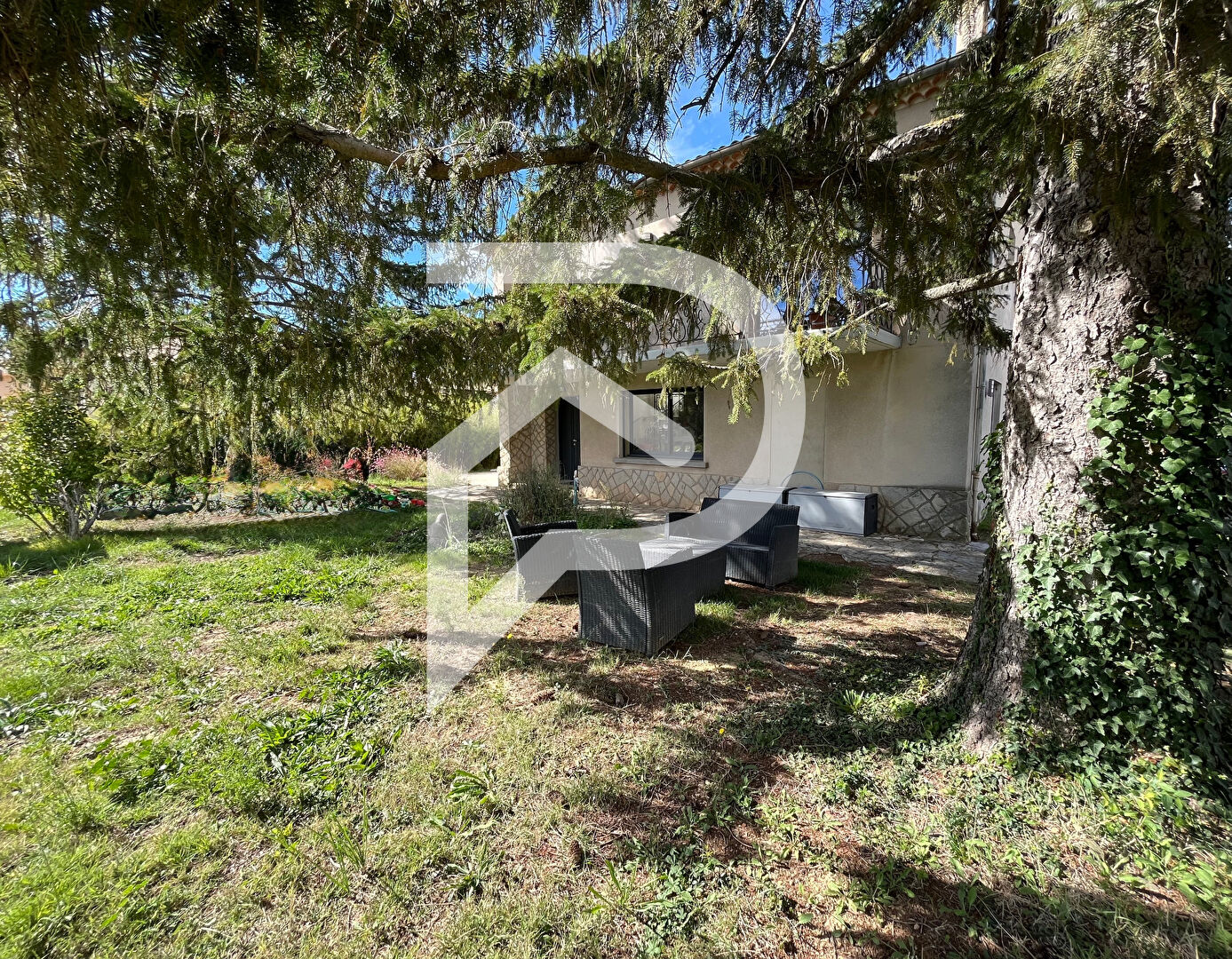 VILLA FAMILIALE DE 243M2 AVEC JARDIN PUIT ATELIER