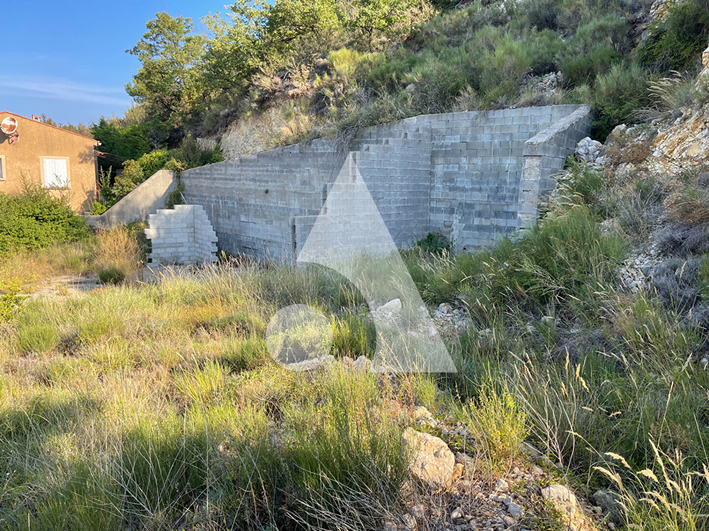 Photo TRÈS BEAU TERRAIN DE 2985M2 CONSTRUCTIBLE À SAINT JURS - SUPERBE VUE image 2/6