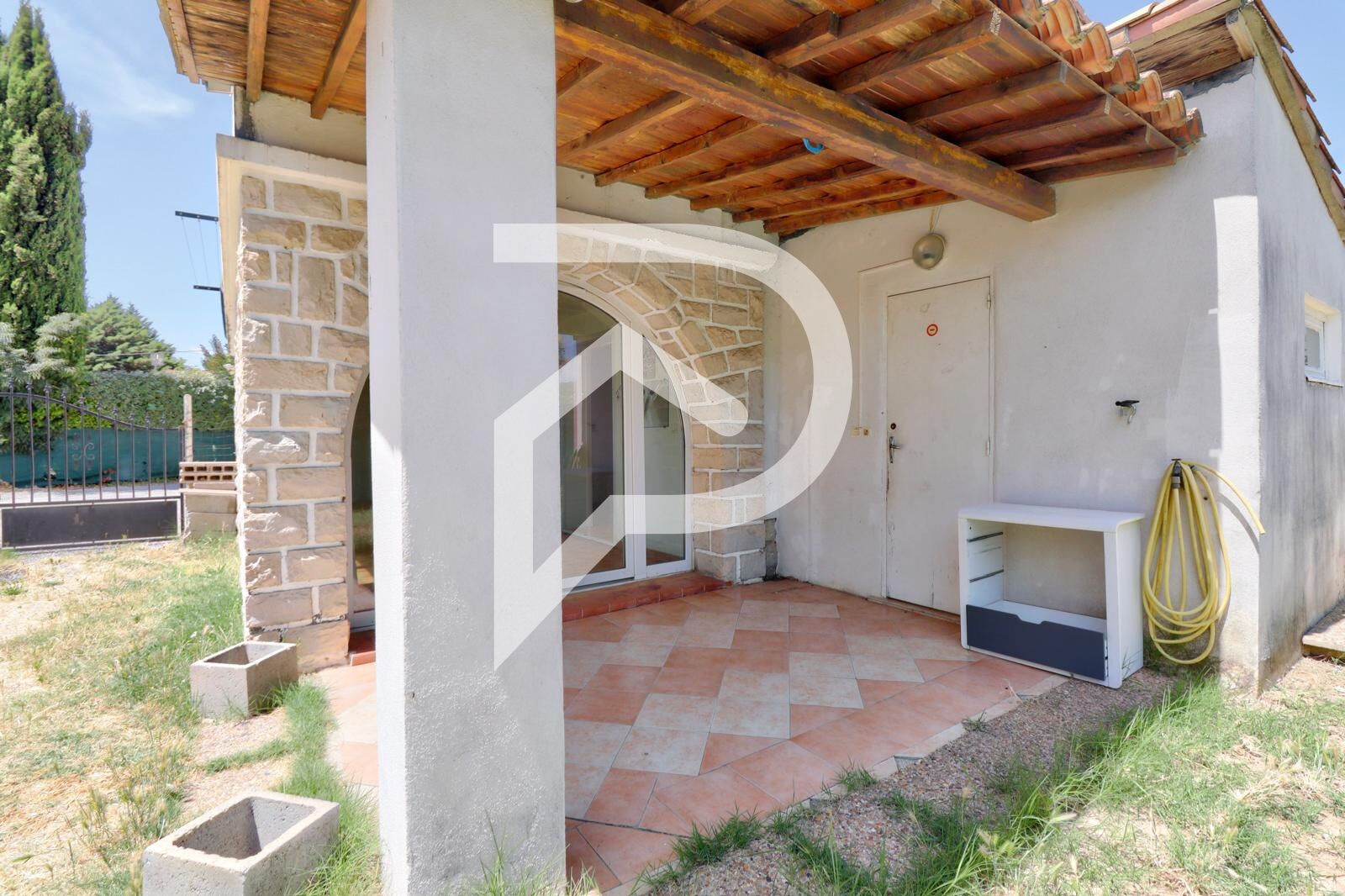 Photo APPARTEMENT TYPE 3 AVEC JARDIN PRIVATIF DEUX PLACES DE PARKING VINON SUR VERDON image 2/6