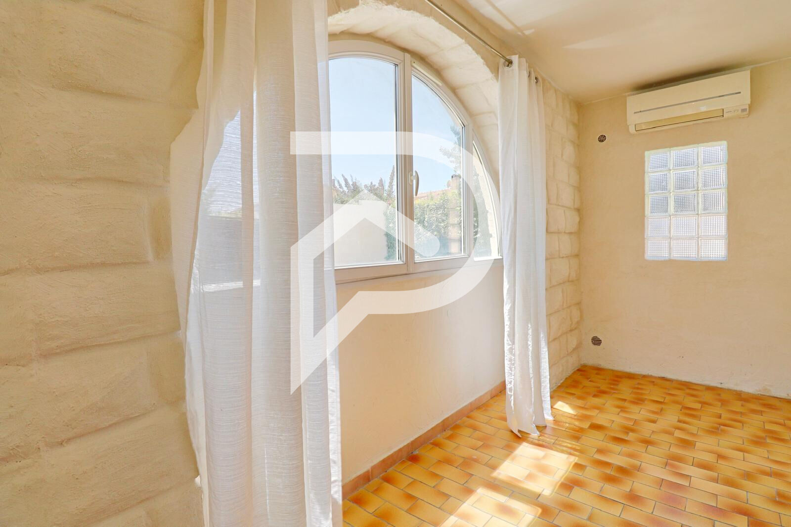 Photo APPARTEMENT TYPE 3 AVEC JARDIN PRIVATIF DEUX PLACES DE PARKING VINON SUR VERDON image 4/6