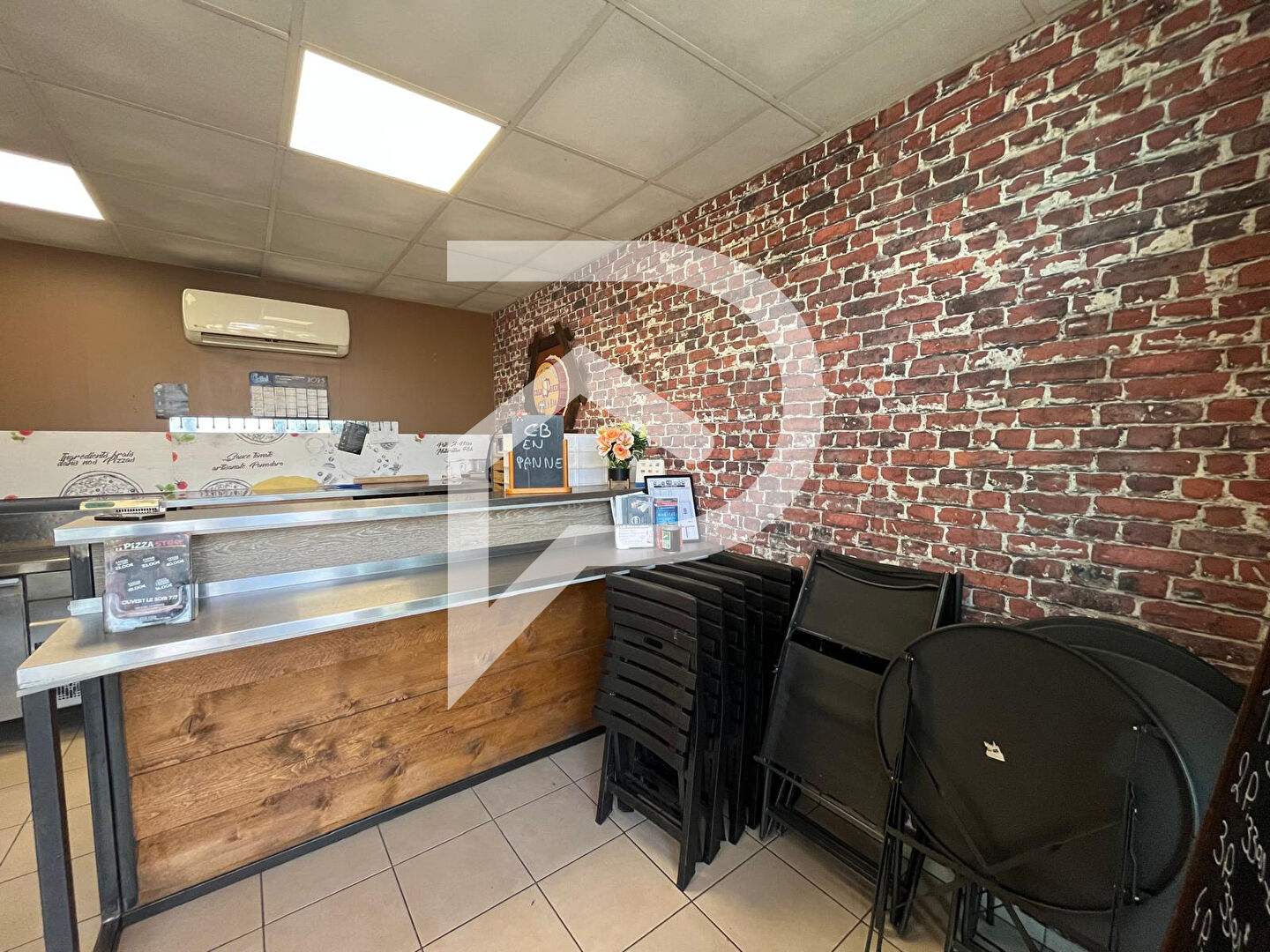 VENTE MURS 50 m2 COMMERCE PIECE INDEPENDANTE TERRASSE ETAGE AVEC PLACE DE PARKING