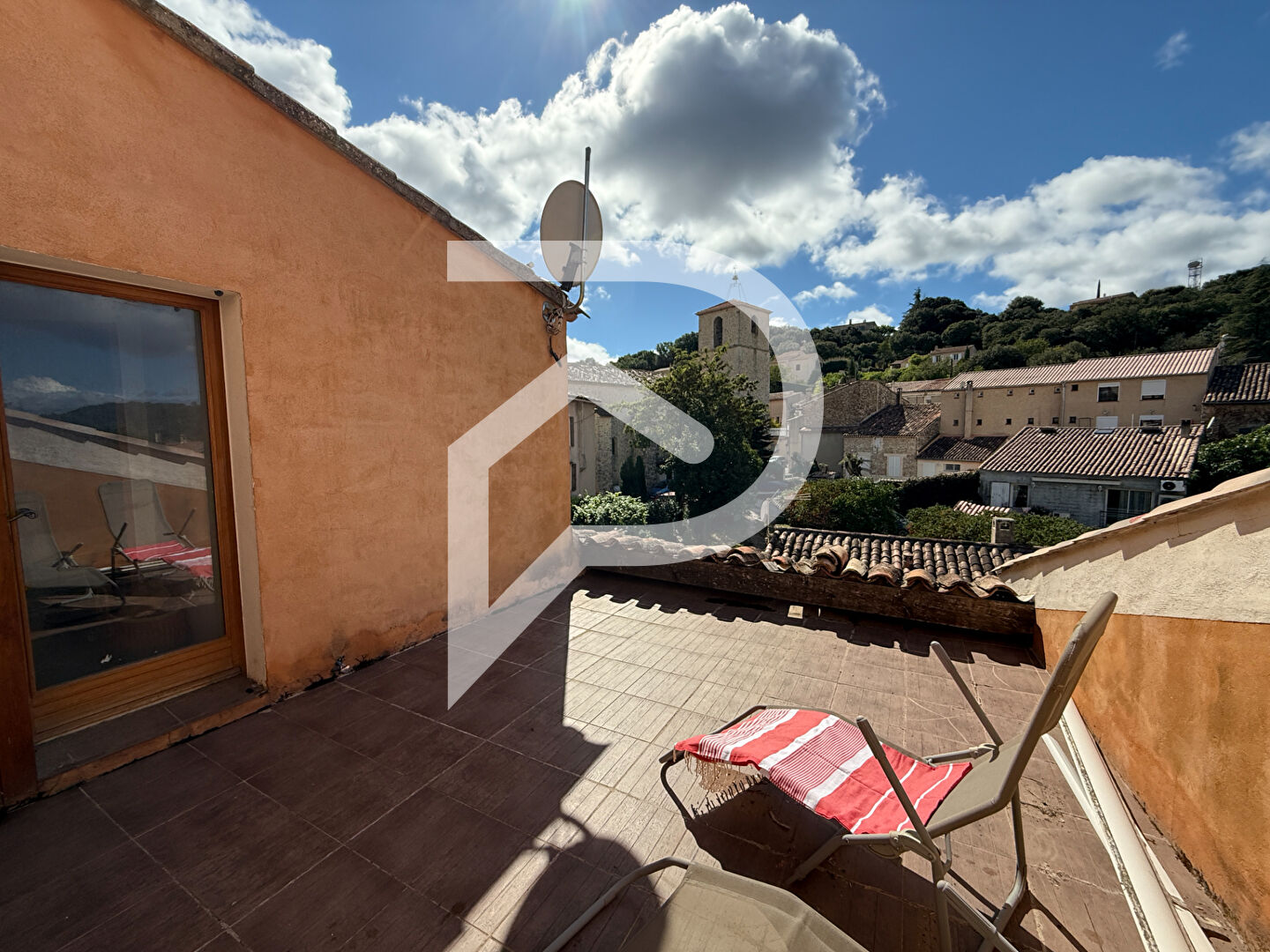 MAISON DE VILLAGE A RÉNOVER ET APPARTEMENT TERRASSE ET GARAGE  AU COEUR DU VILLAGE