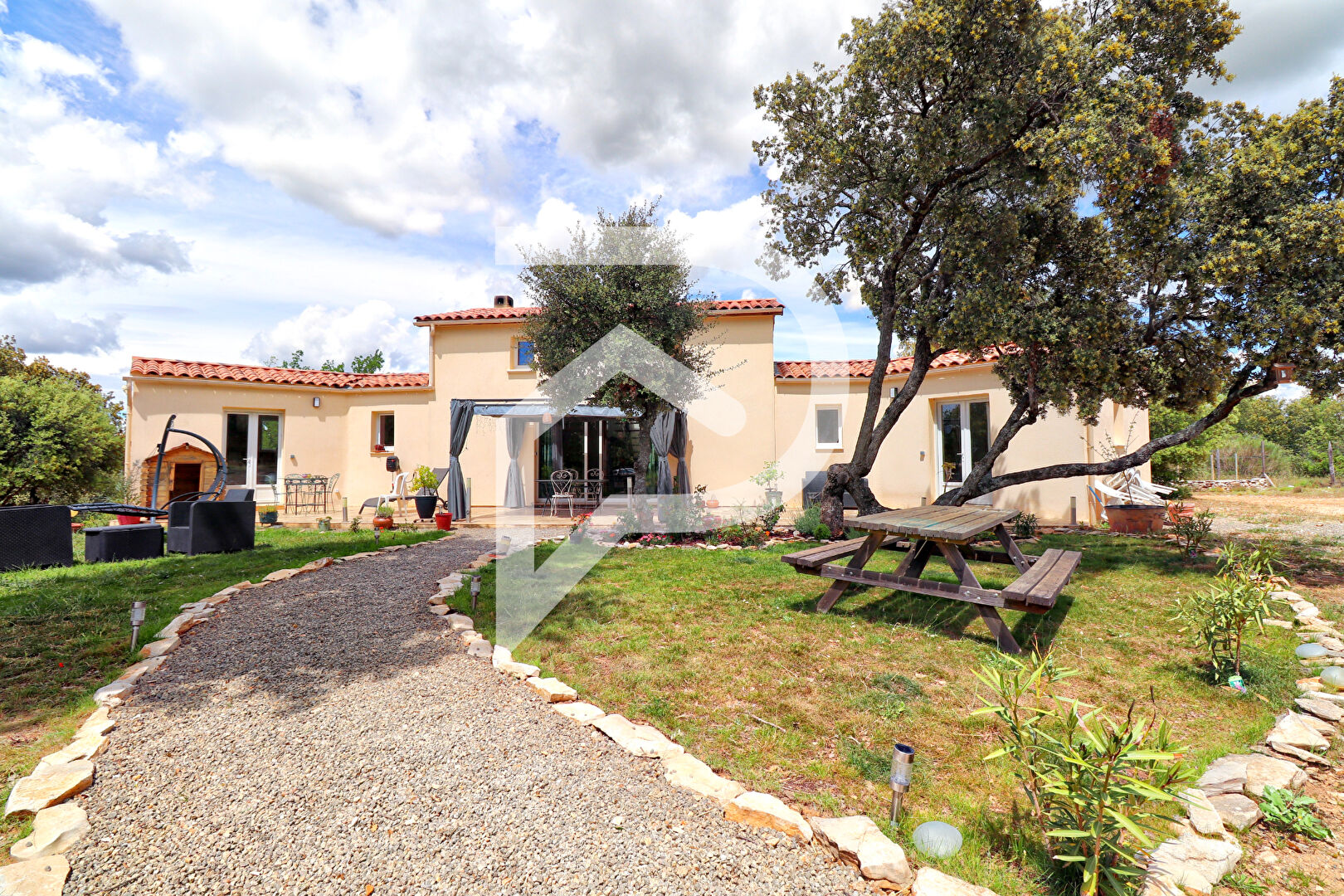 VILLA TYPE 5 SANS VIS A VIS SUR 6850M2 DE JARDIN ARBORE