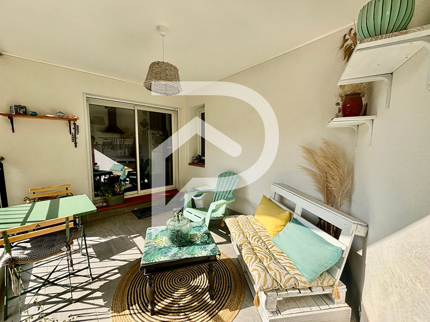 MAISON RÉCENTE AVEC GARAGE TERRASSE ET EXTÉRIEUR