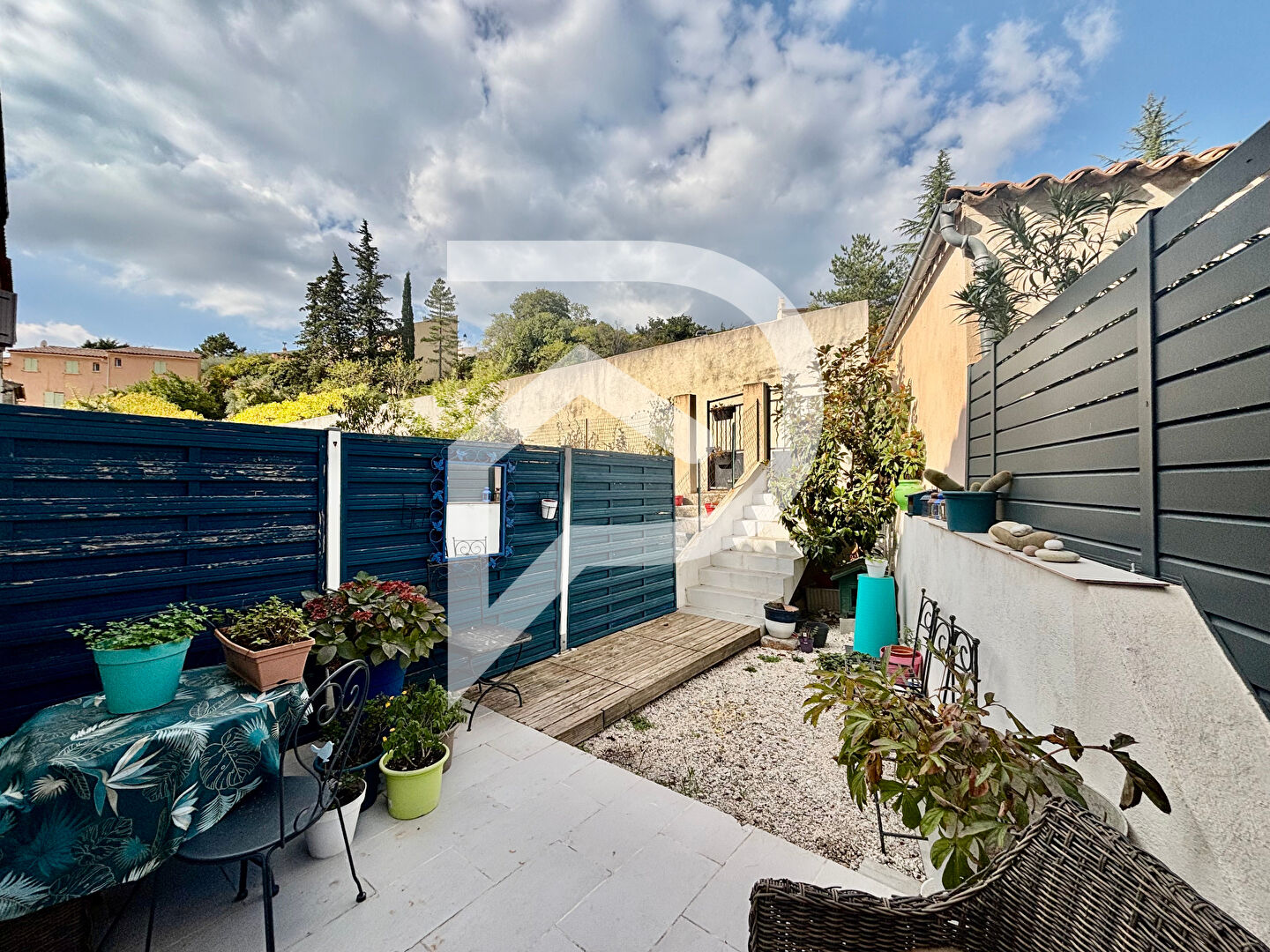 Photo MAISON RÉCENTE AVEC GARAGE TERRASSE ET EXTÉRIEUR image 4/6