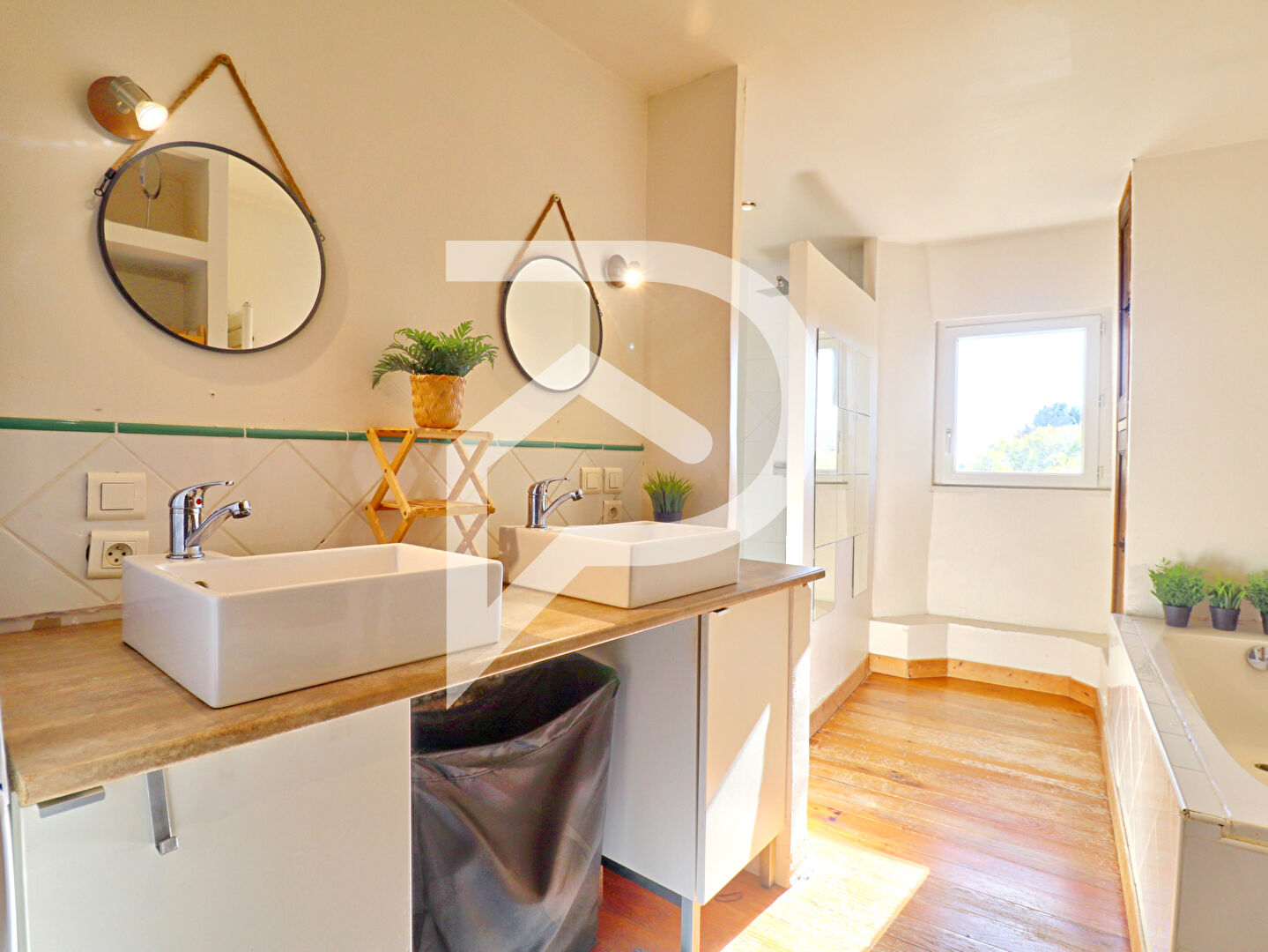 Photo MAISON DE VILLAGE TYPE 5 DE 166M2 RENOVEE AVEC JARDIN -LA BRILLANNE image 5/6