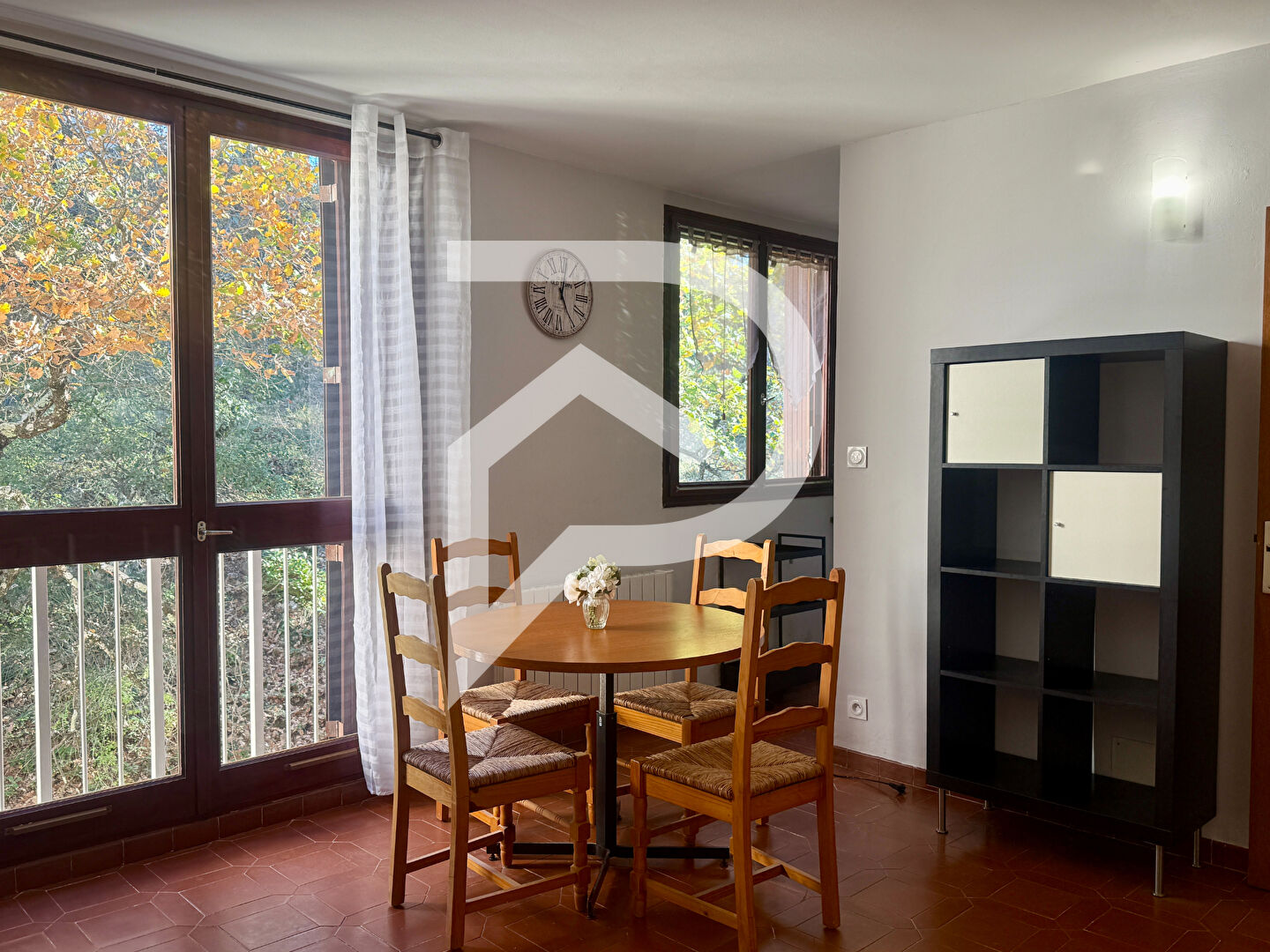 APPARTEMENT MEUBLÉ GREOUX LES BAINS 26.80 M2 AVEC PARKING ET ASCENSEUR CALME PROCHE DES THERMES