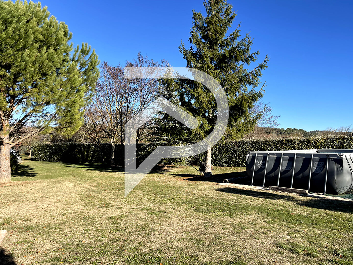 VILLA DE PLAIN-PIED AU CALME, AVEC TERRAIN DE 2700M2, GARAGE, VÉRANDA