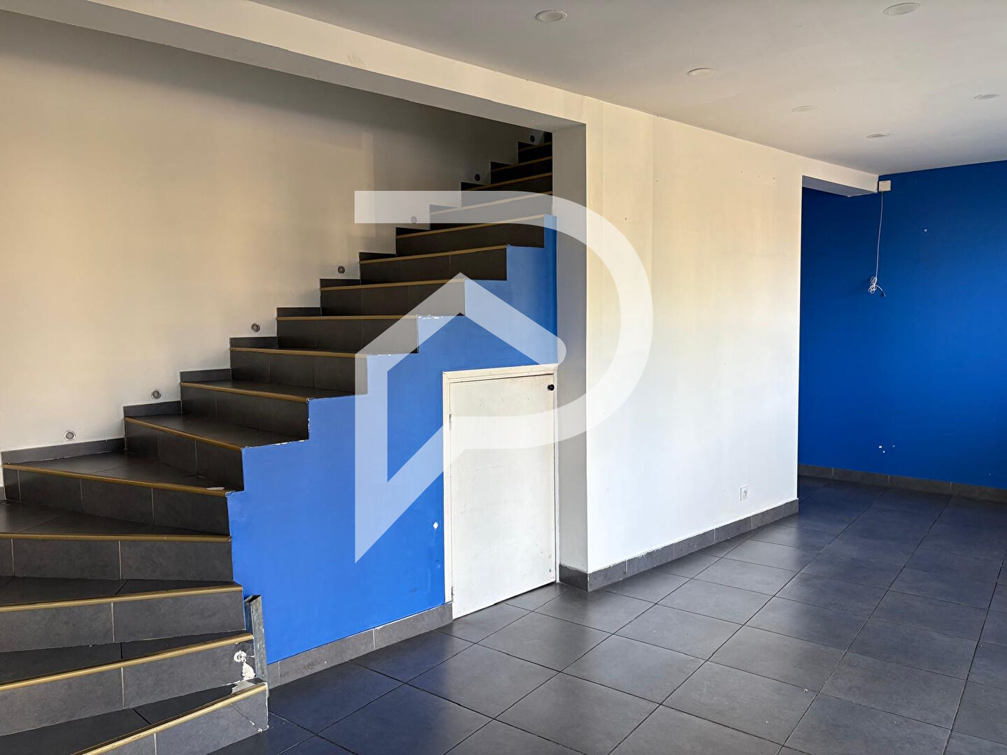 Photo VENTE MURS 80m2 POUR COMMERCE PAS DE BAIL EN COURS TERRASSE AXE PRINCIPAL VINON SUR VERDON image 1/6