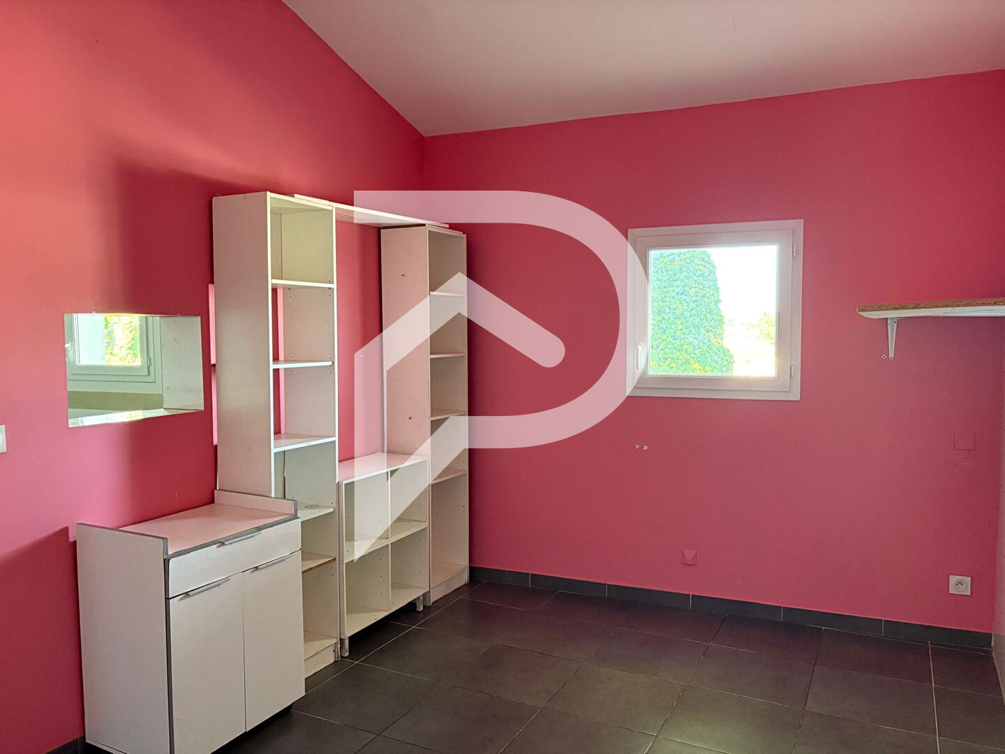 Photo VENTE MURS 80m2 POUR COMMERCE PAS DE BAIL EN COURS TERRASSE AXE PRINCIPAL VINON SUR VERDON image 3/6