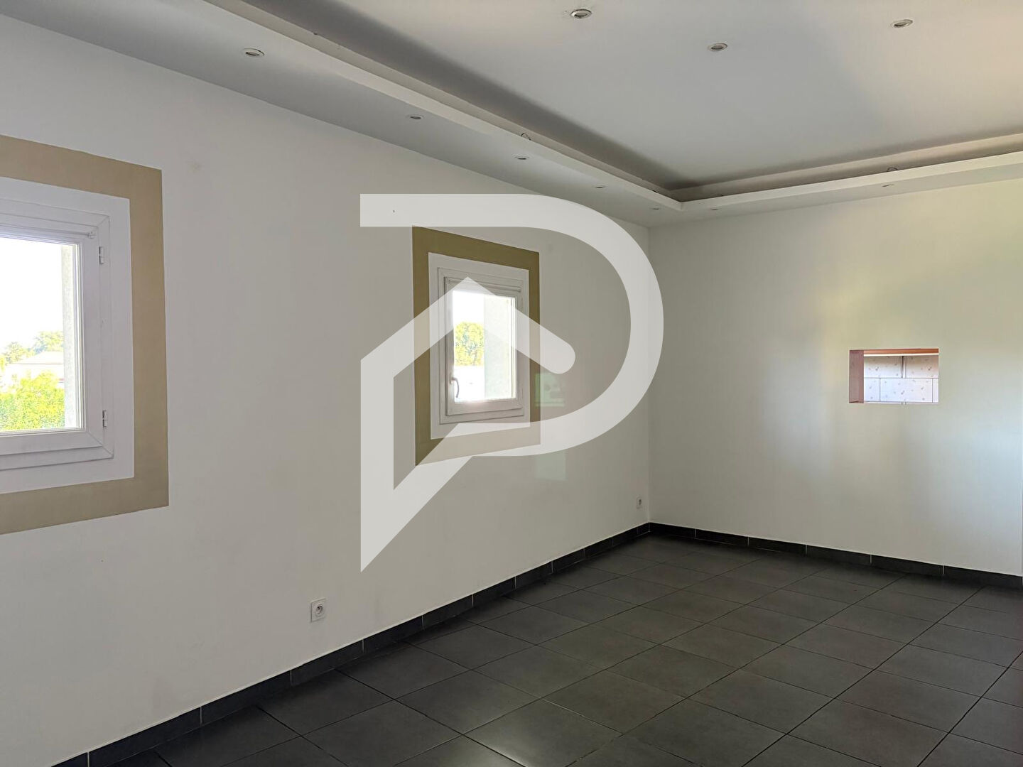 Photo VENTE MURS 80m2 POUR COMMERCE PAS DE BAIL EN COURS TERRASSE AXE PRINCIPAL VINON SUR VERDON image 4/6