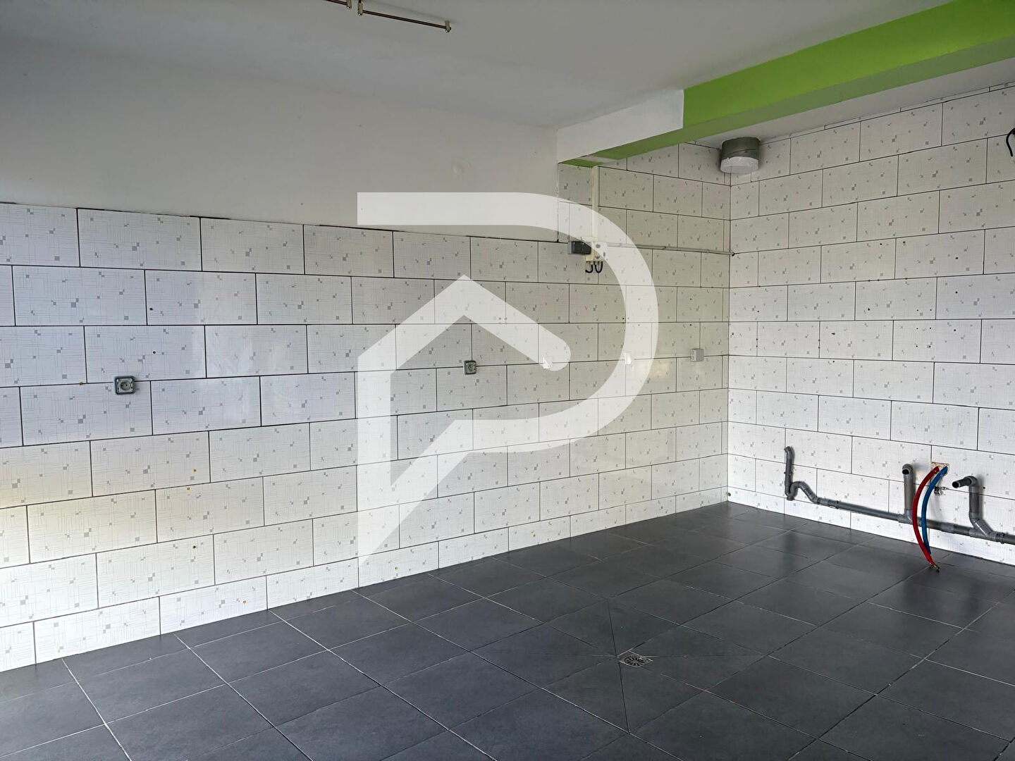 Photo VENTE MURS 80m2 POUR COMMERCE PAS DE BAIL EN COURS TERRASSE AXE PRINCIPAL VINON SUR VERDON image 6/6