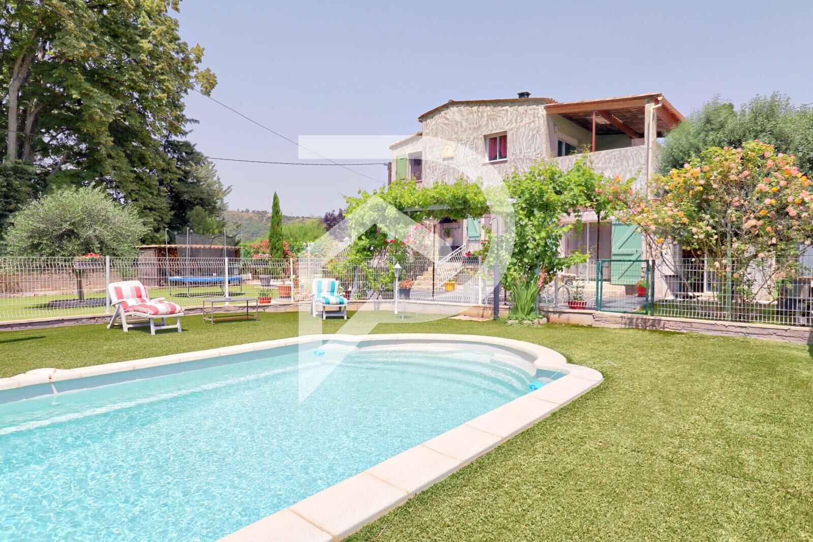 APPARTEMENT T3 AVEC PISCINE, TERRASSE, JARDIN PRIVATIF, CLIMATISATION A RIANS