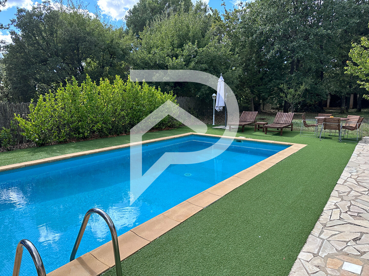 VILLA DE PLAIN-PIED RÉNOVÉE DE 137m2 CLIMATISÉE SANS VIS-À-VIS À RÉGUSSE