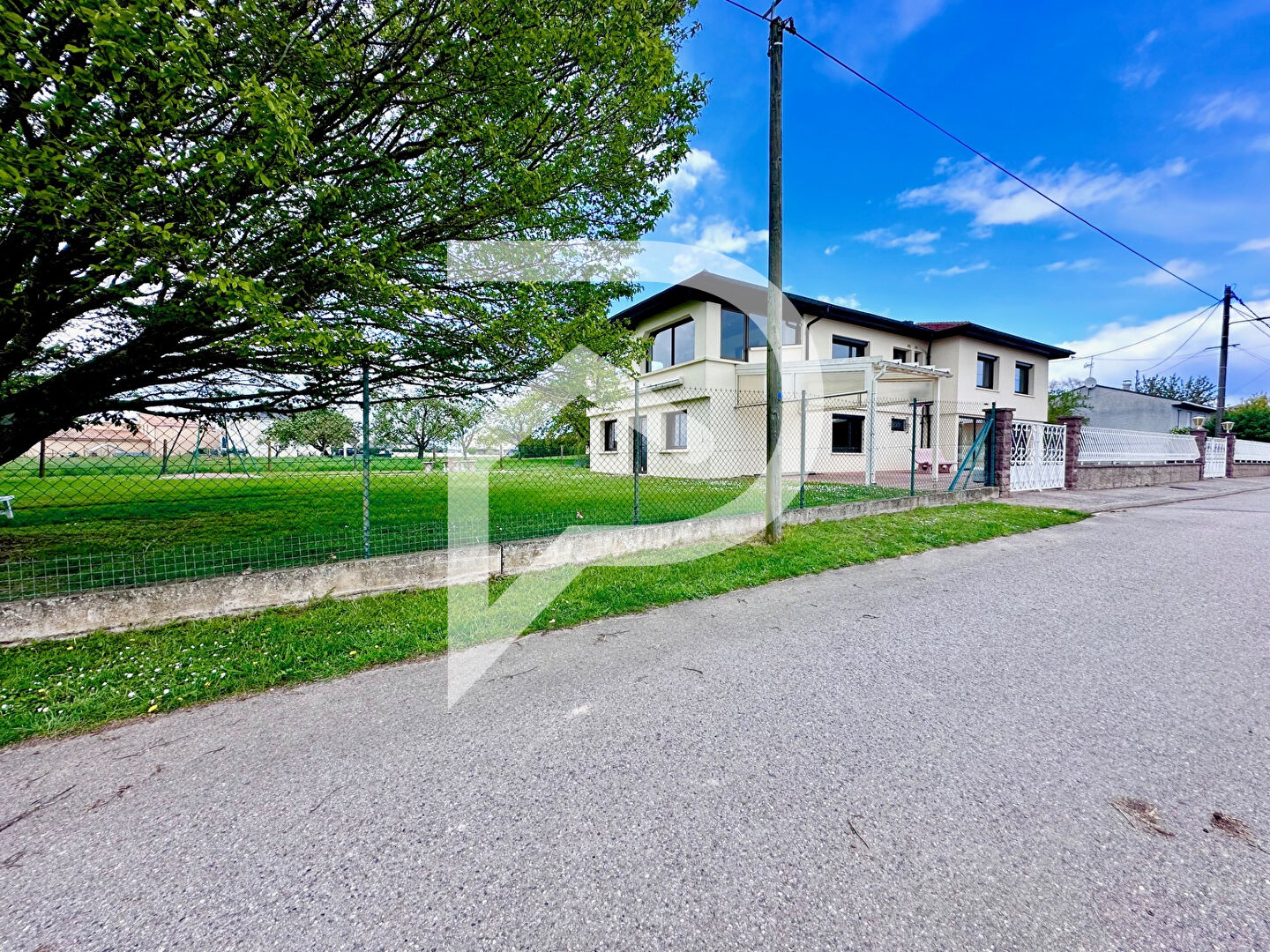 Photo HERIMENIL : spacieuse maison d'environ 208 m2. image 1/6