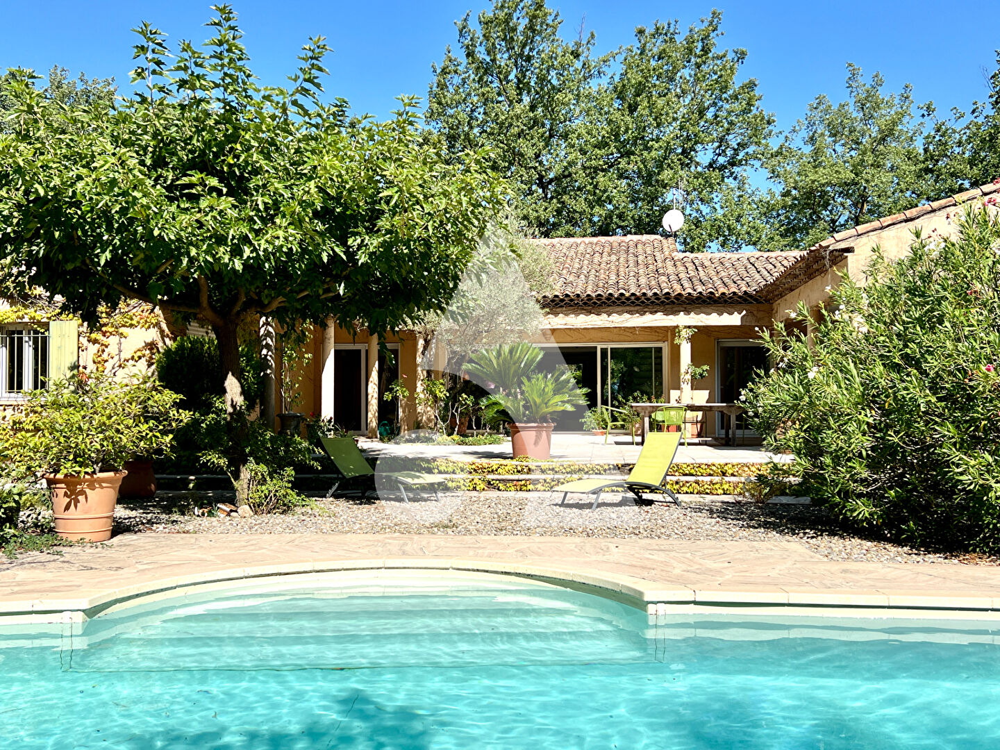 Villa d'architecte d'exception à Fuveau de 200m² sur un Terrain de 1,4 Hectare