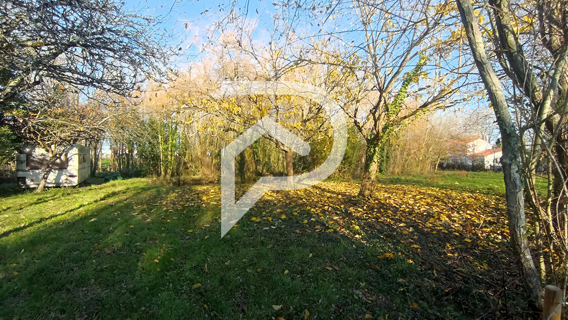 Photo Terrain de loisirs de 1548m² avec étang image 4/5