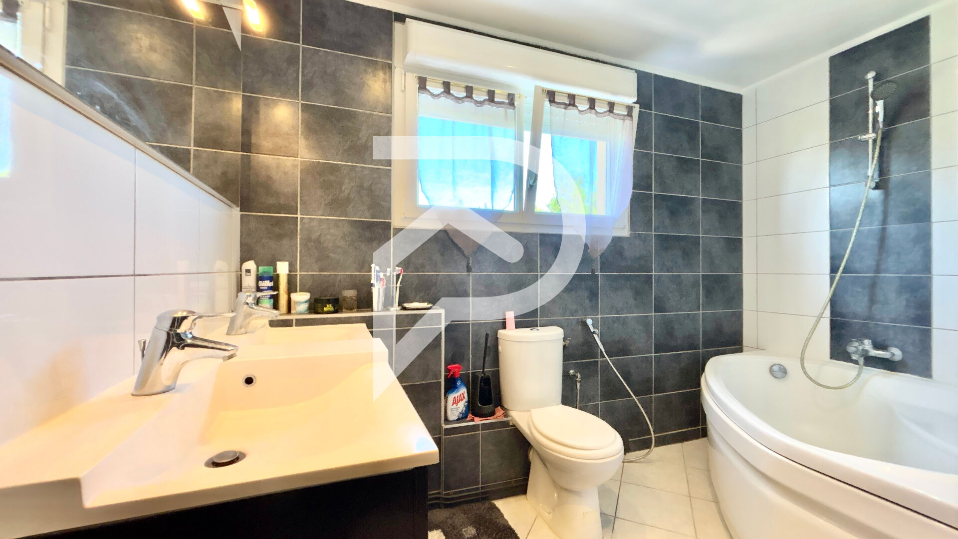 Photo Maison familiale de 83 m2 non mitoyenne avec jardin, garage et bureau ? Quartier Penhoët image 6/6
