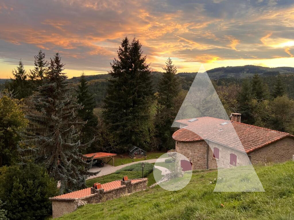 Propriété de caractère, de plus de 400m² , avec dépendances dans un cadre bucolique dans la forêt