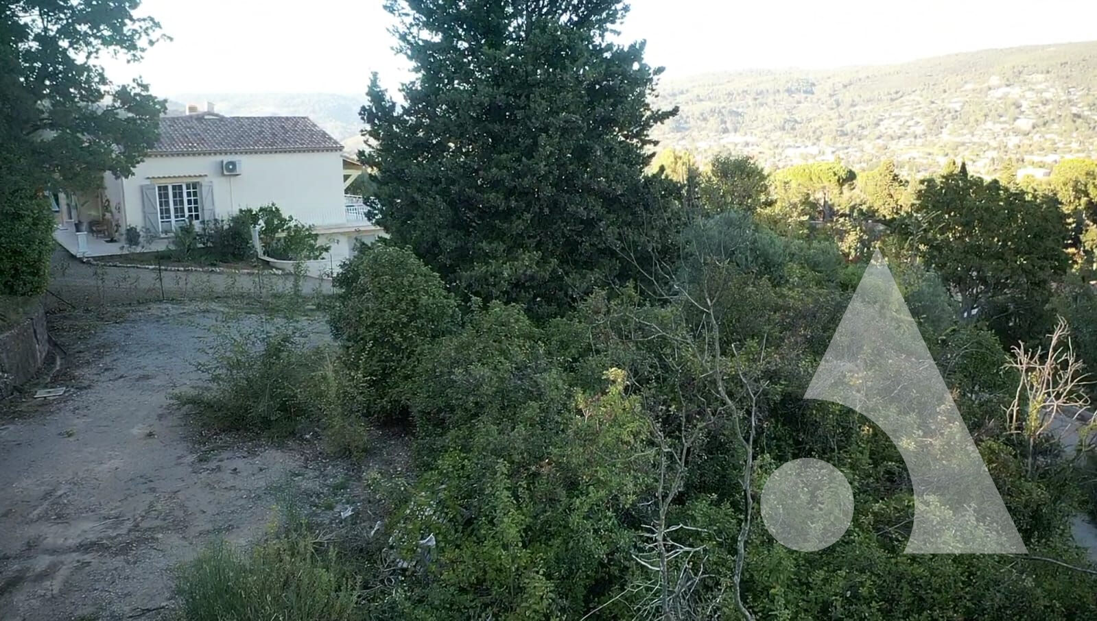 Photo Terrain Draguignan col de l'ange de 1.058 m² LOT A, pour une maison de158,7m², viabilités en bordures. image 4/6