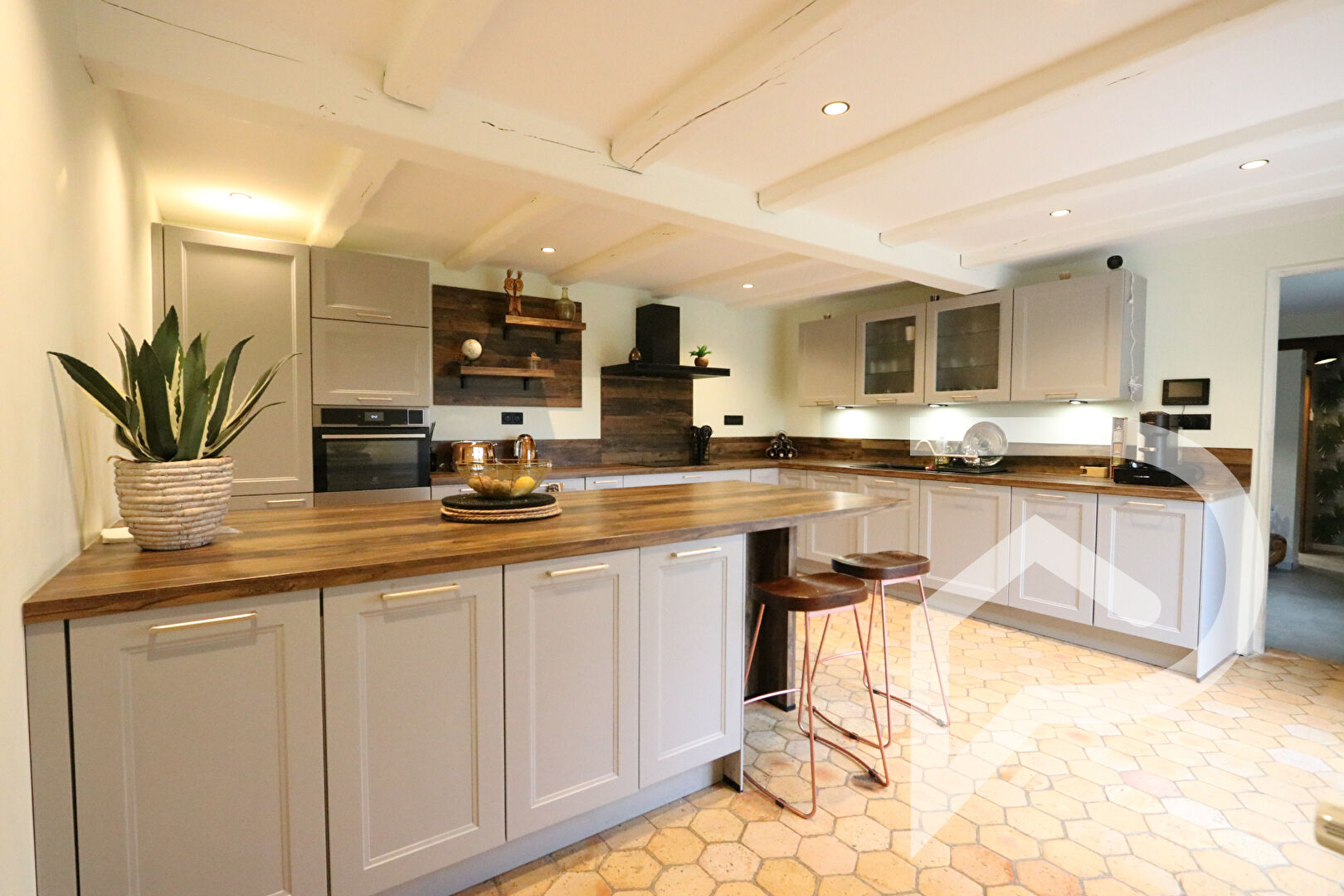 Maison ancienne 4 chbres avec garage et jardin