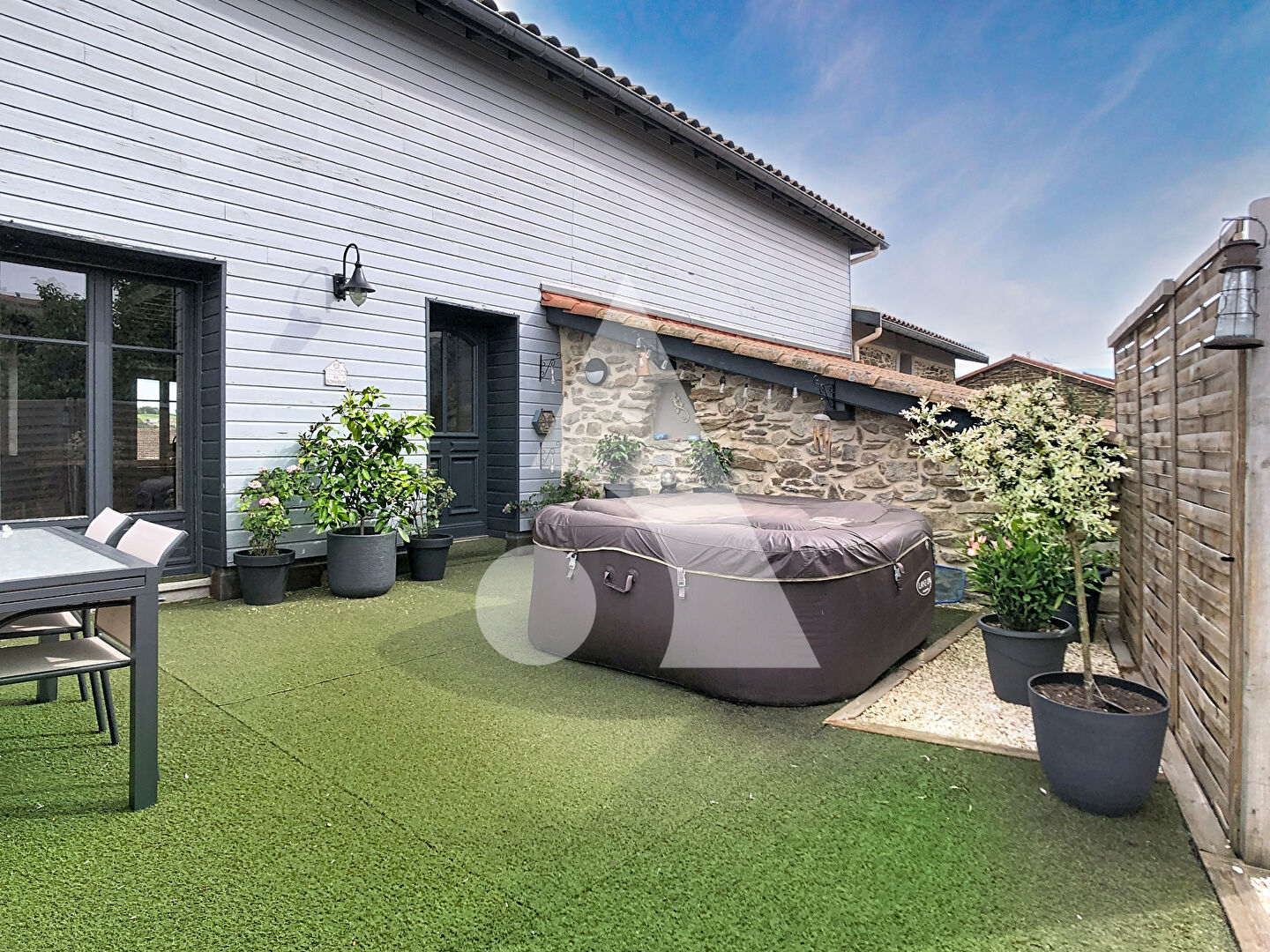 Maison de village de caractère avec terrasse et grand garage