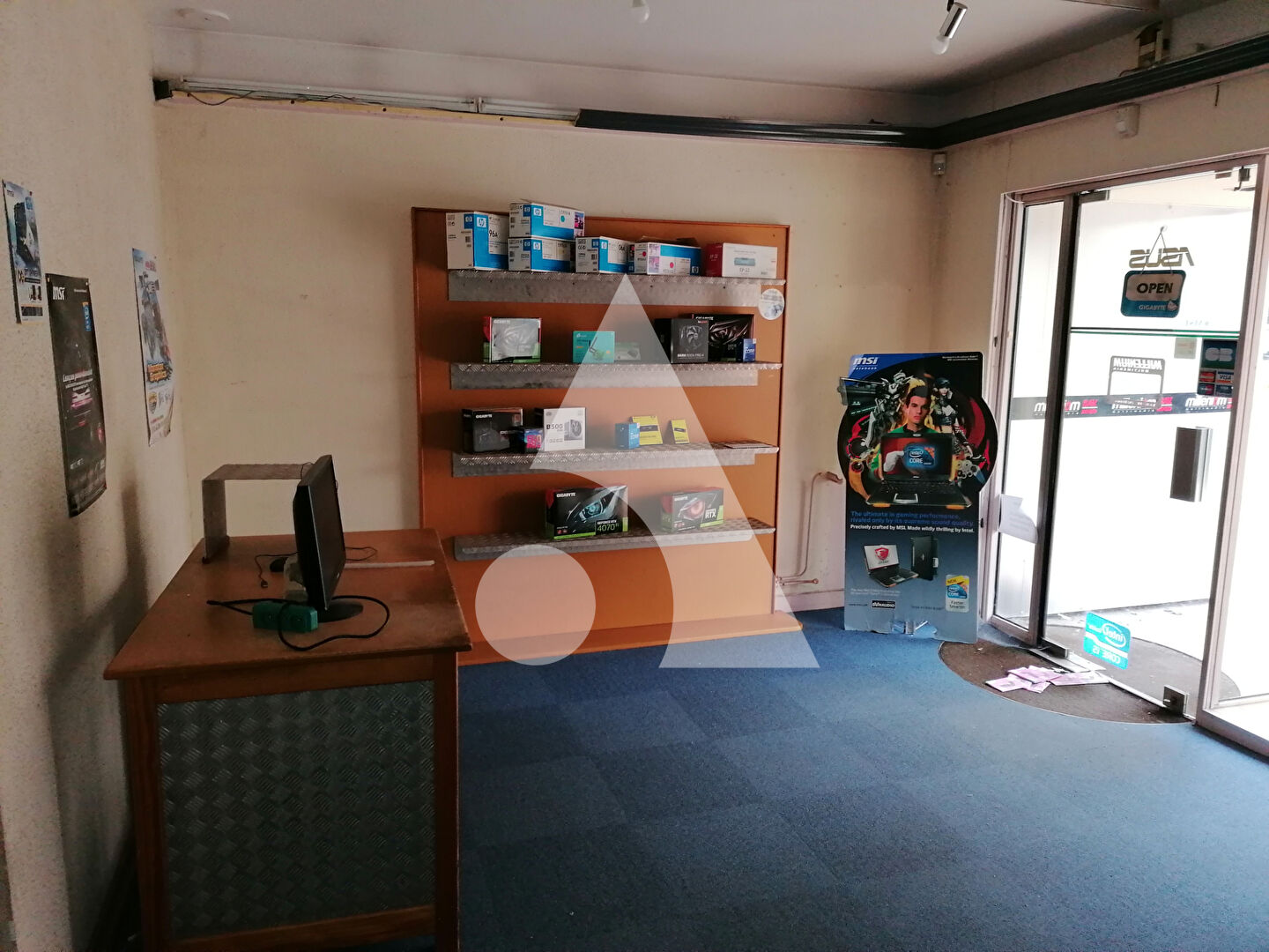 Photo Local commercial + reserve image 2/3