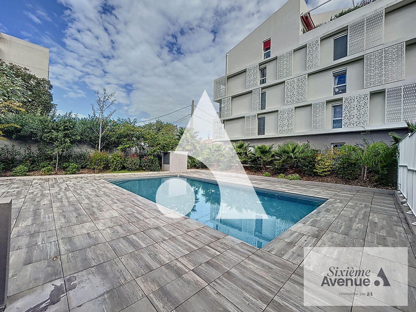 Appartement 2 pièces 43 m²  immeuble récent + PARKING + PISCINE