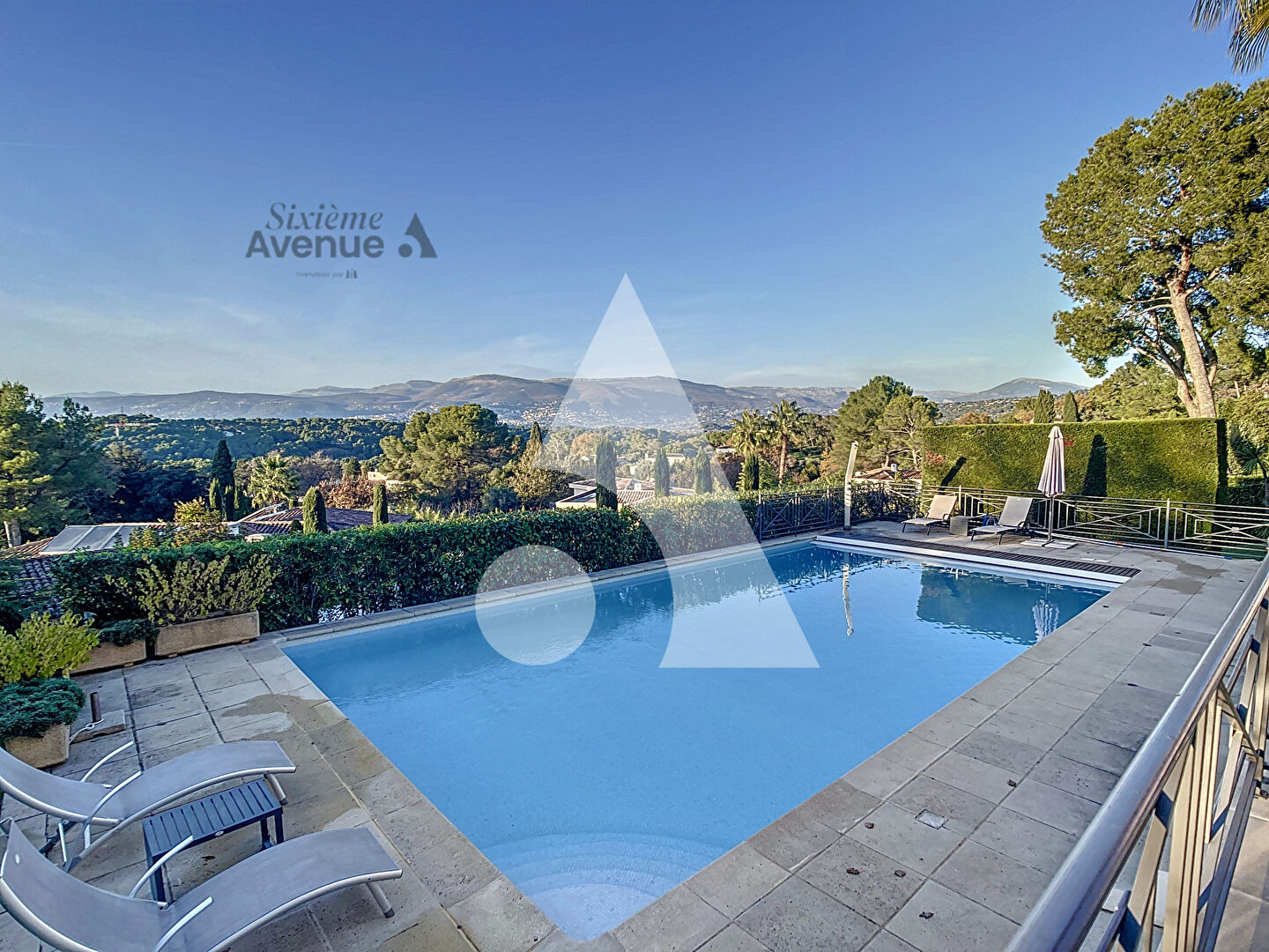 Villa Royal Mougins golf club 7 pièces 247,17 m², piscine, stationnements.
