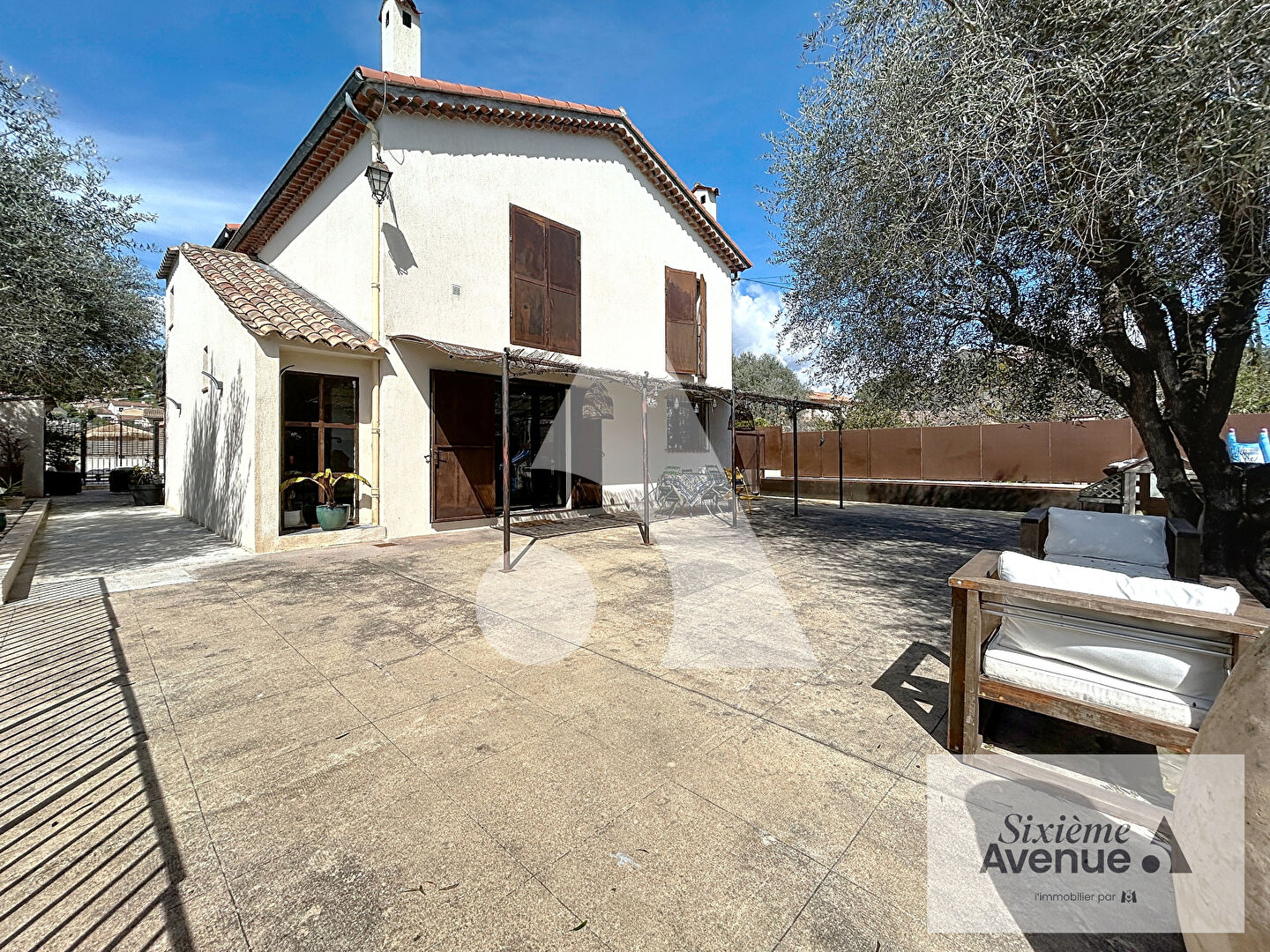 Maison de 215m2 au calme absolu avec jardin et piscine