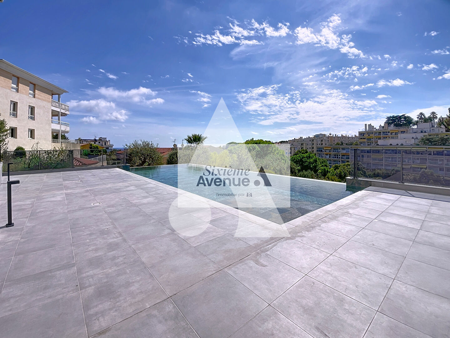 Cannes 2 pièces en rez-de-jardin de 49m², garage, piscine.