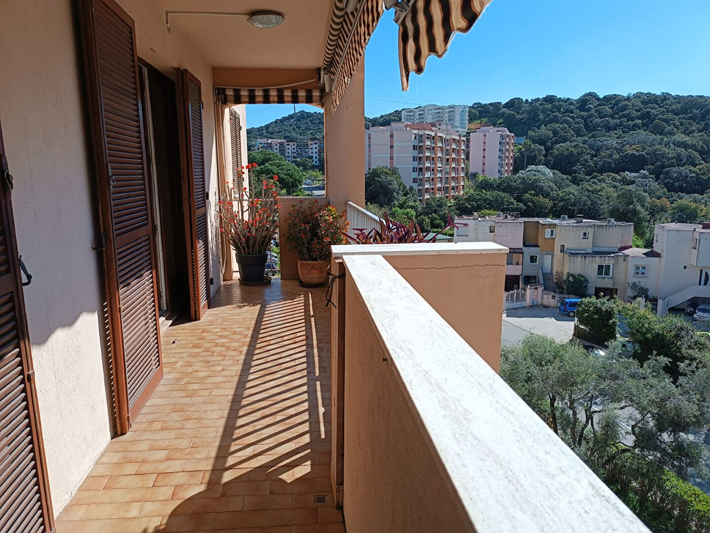 Photo À Vendre Appartement 97 m² avec Terrasse et Vue Dégagée image 2/6
