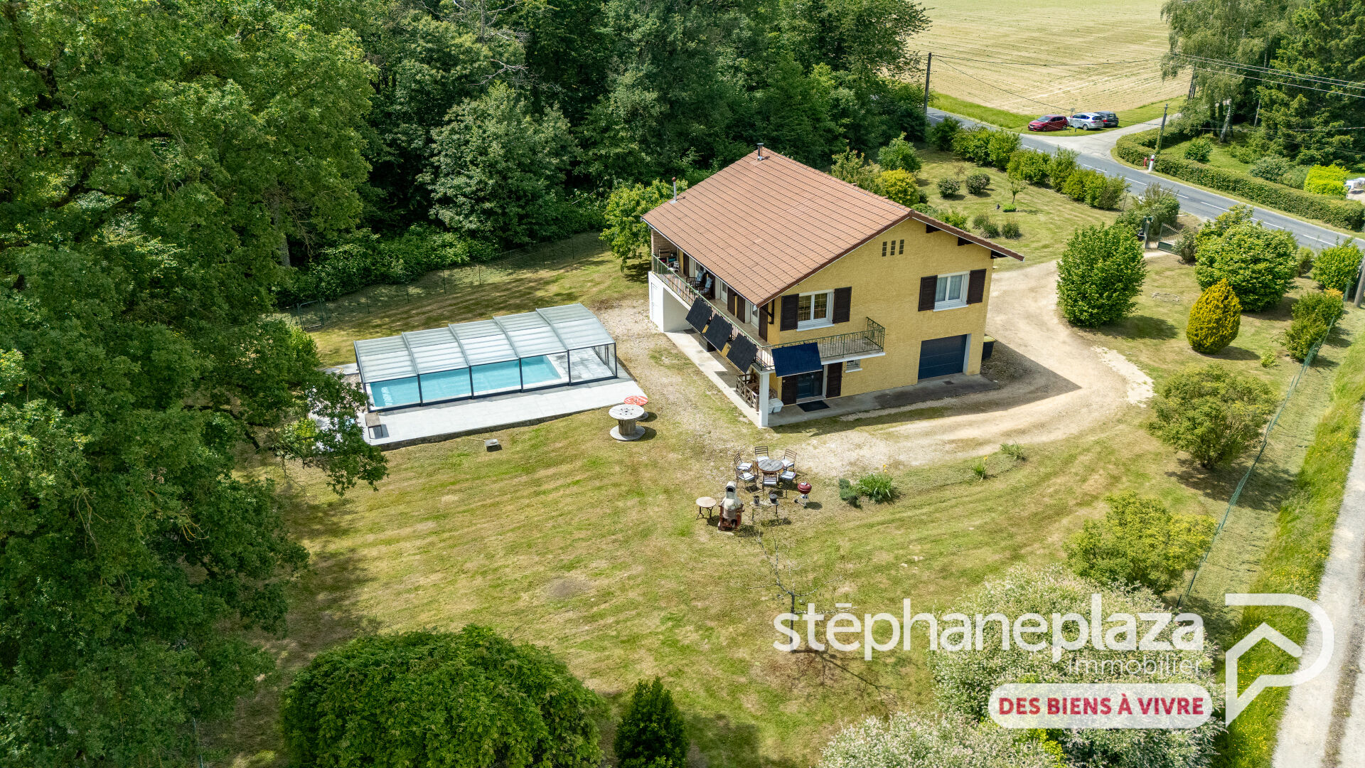 Propriété composée d'une maison entièrement rénovée de 133m² habitables sur 3164m² de terrain, avec piscine !