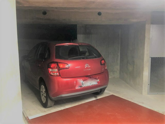 Photo PARKING A 5 minutes  de la gare RER de ROBINSON dans un immeuble RECENT de 2020. image 2/2