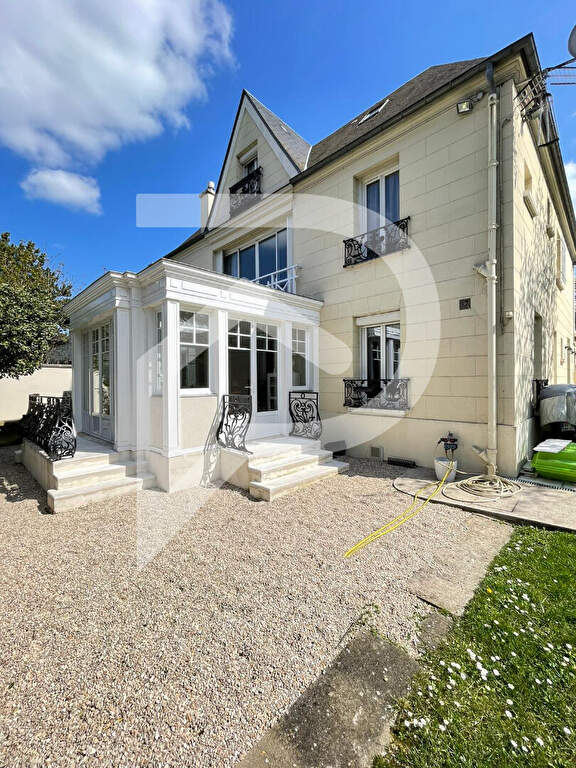 Magnifique maison de Maître à Bry-sur-Marne de 300 m² (10 pièces) sur un terrain de 829m² arboré avec vue panoramique sur la Marne.