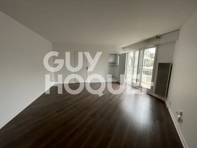 Grand studio avec balcon