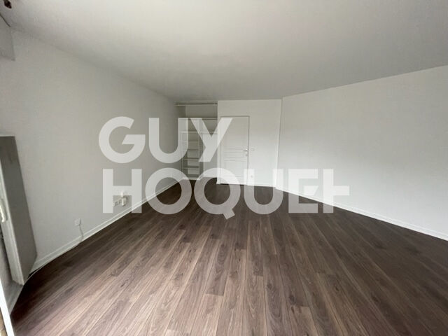 Grand studio avec balcon