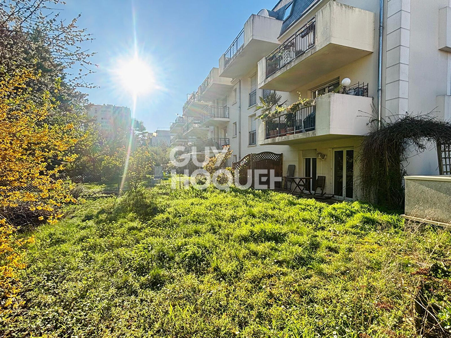 REZ-DE-JARDIN 250 m² - 15 minute RER C