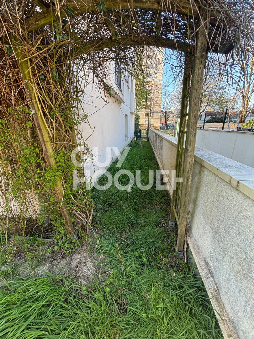 REZ-DE-JARDIN 250 m² - 15 minute RER C
