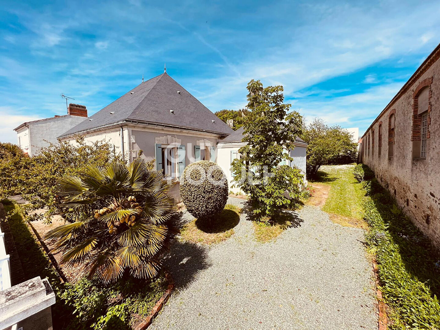 Maison de caractère en centre Bourg d'AIZENAY (85190)