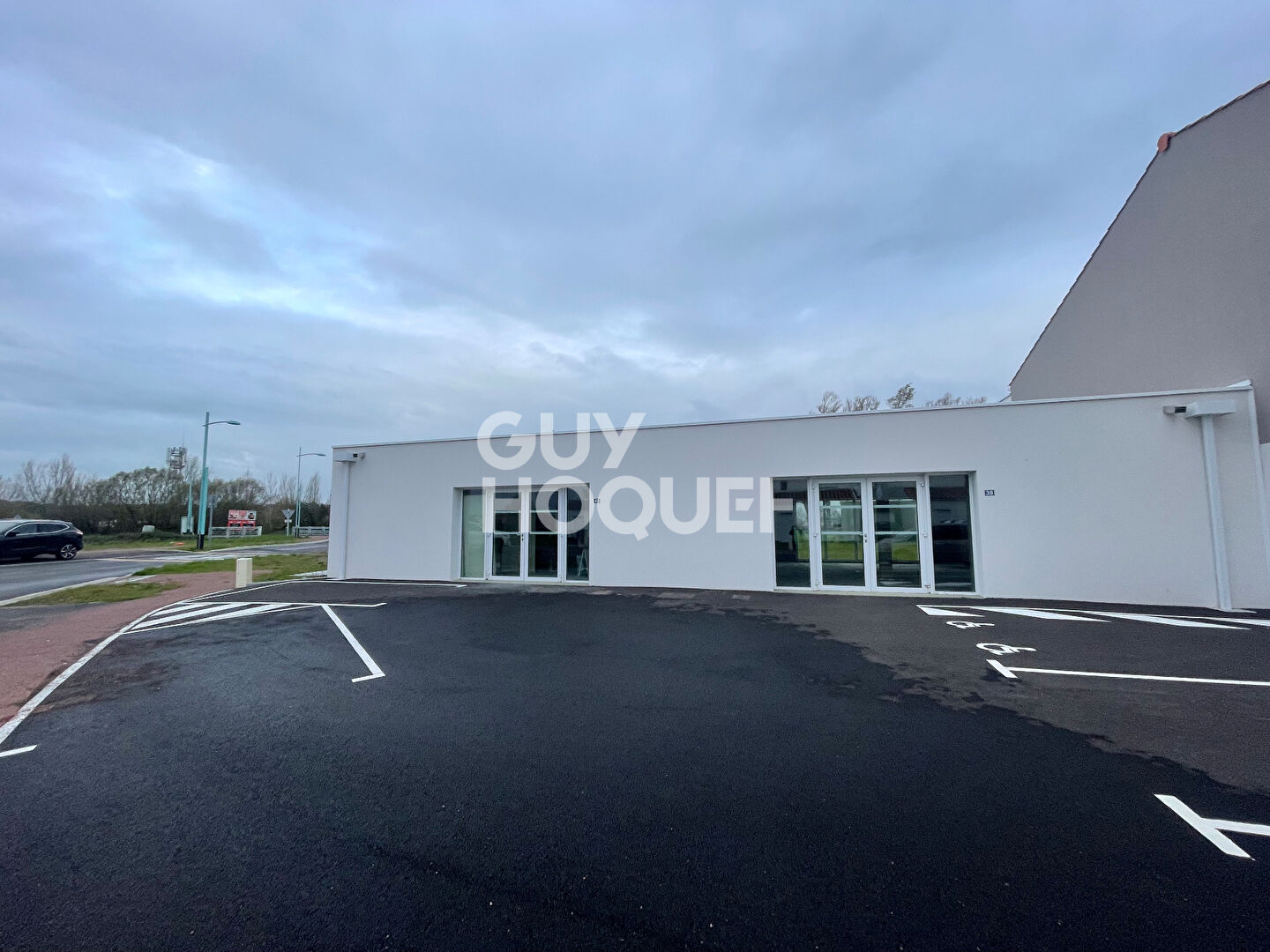 Local commercial neuf, forte visibilité et proche du Bourg