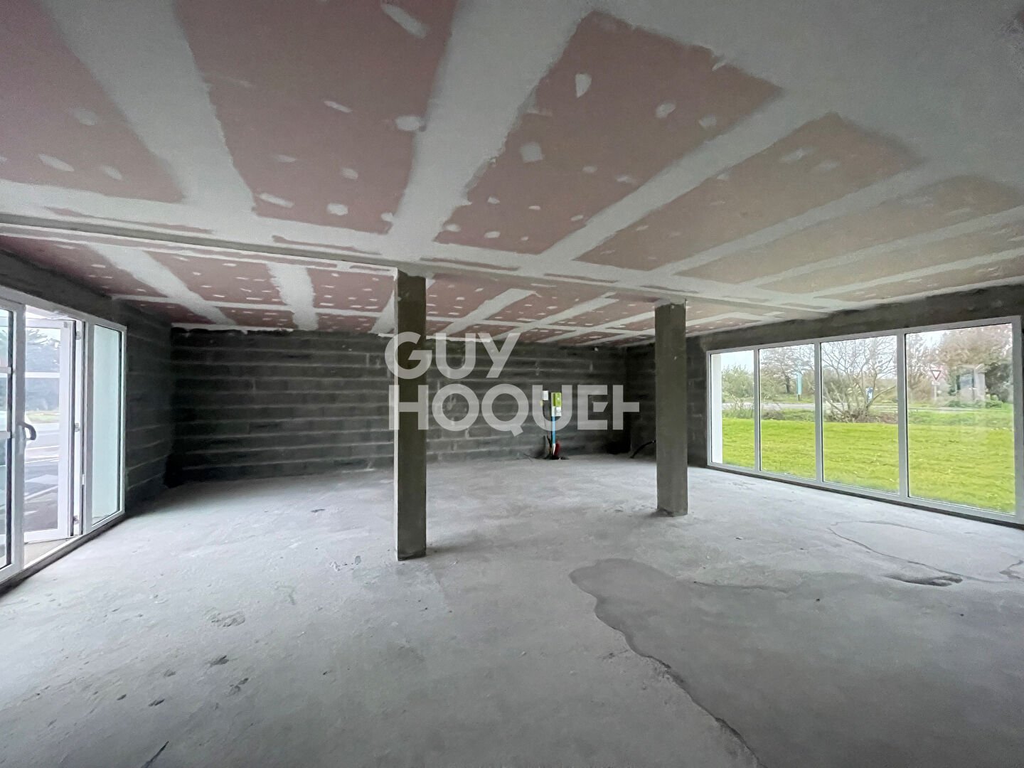 Local commercial neuf, forte visibilité et proche du Bourg