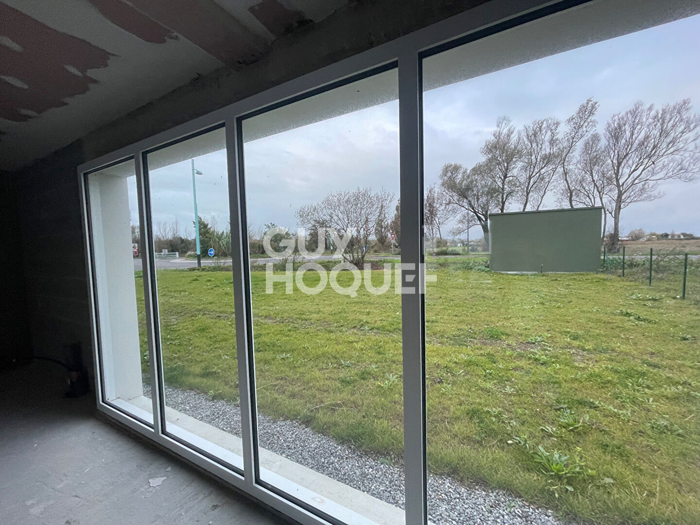 Local commercial neuf, forte visibilité et proche du Bourg