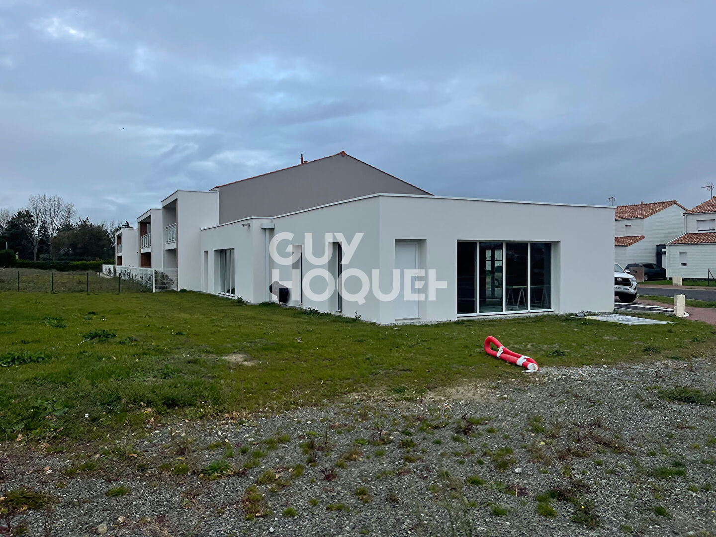 Local commercial neuf, forte visibilité et proche du Bourg