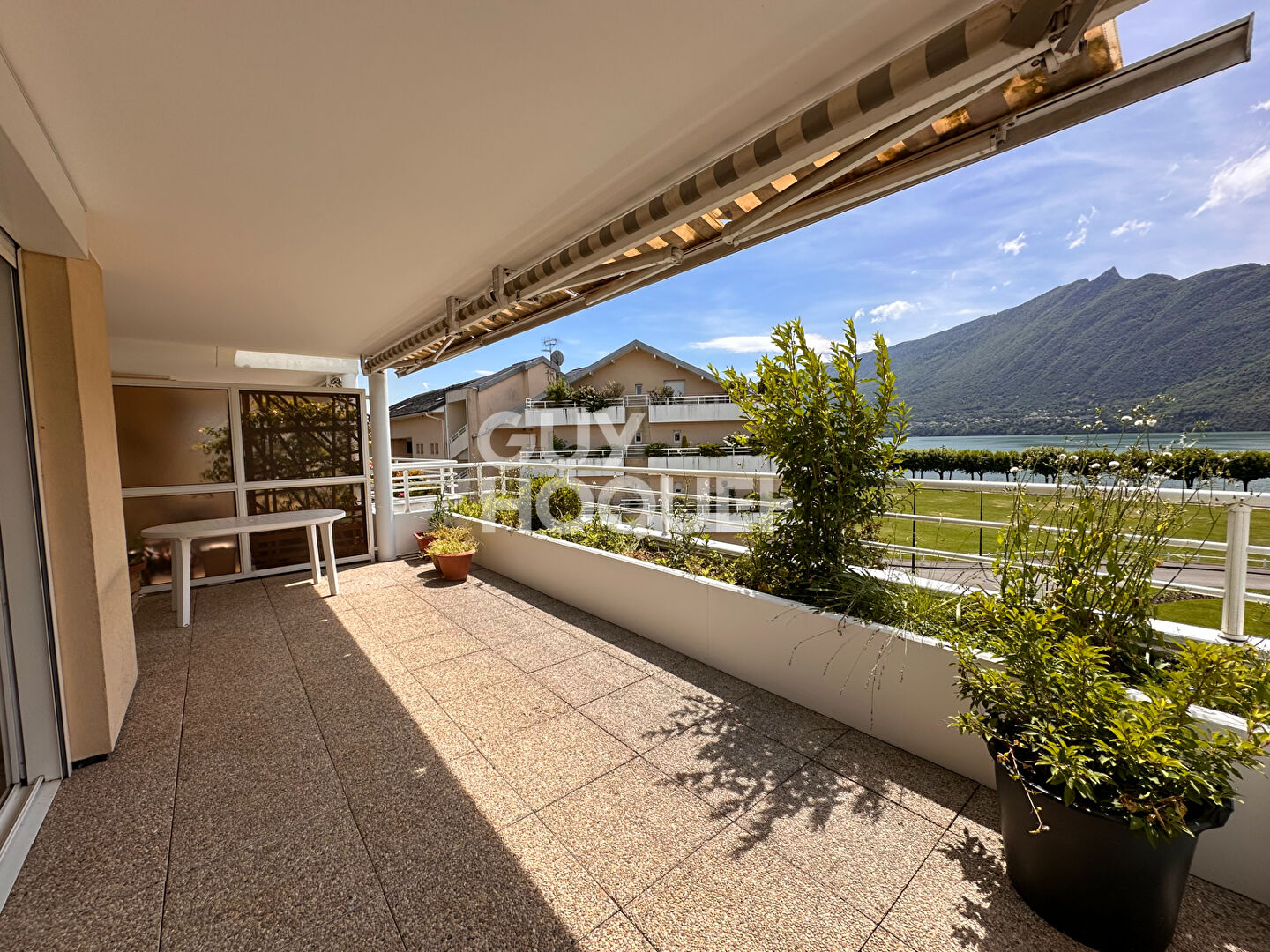 VUE LAC - T4 ENTIEREMENT RENOVE