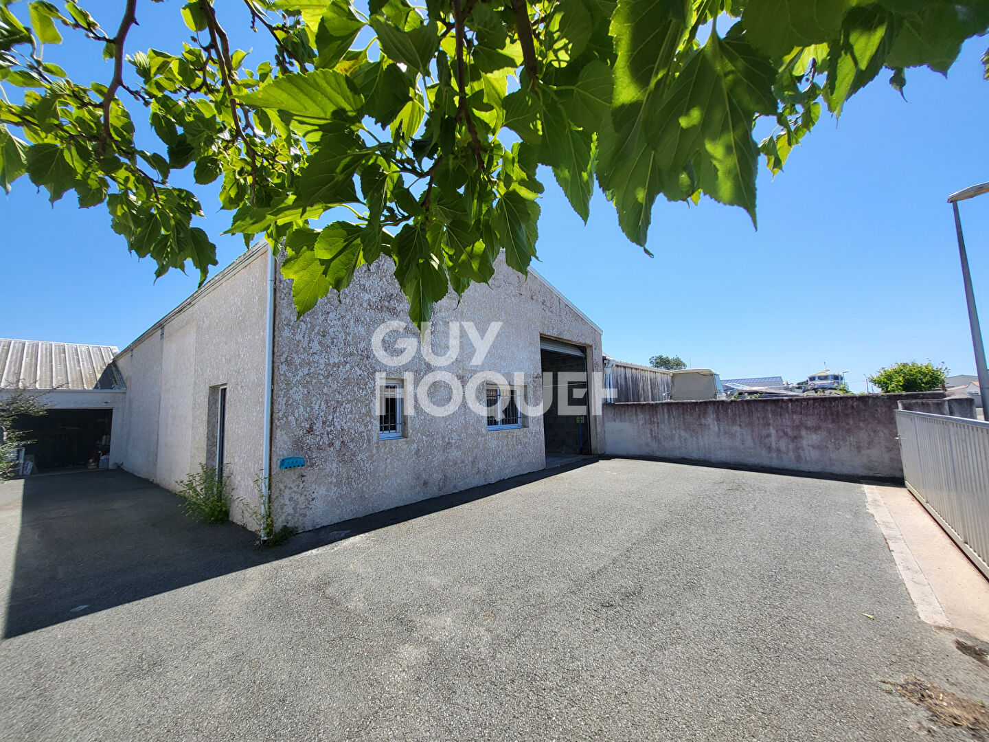 Entrepôt avec la maison à vendre de 168 m²  et 65 m2 à Saint-Denis-d'Oléron