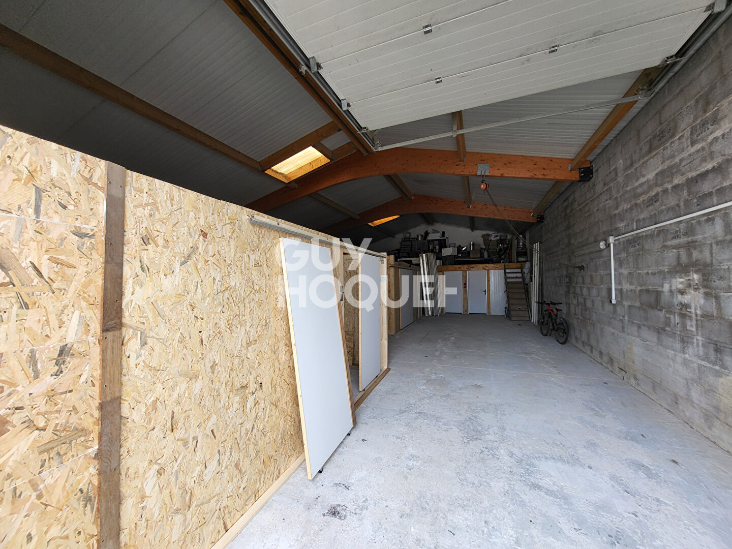 Entrepôt avec la maison à vendre de 168 m²  et 65 m2 à Saint-Denis-d'Oléron