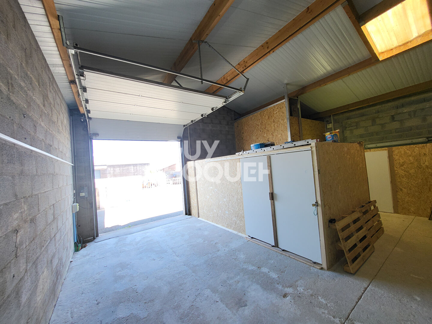 Entrepôt avec la maison à vendre de 168 m²  et 65 m2 à Saint-Denis-d'Oléron