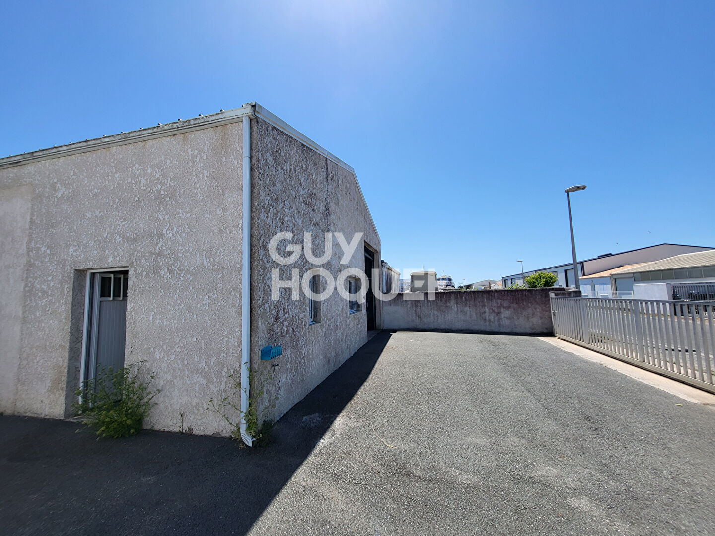 Entrepôt avec la maison à vendre de 168 m²  et 65 m2 à Saint-Denis-d'Oléron